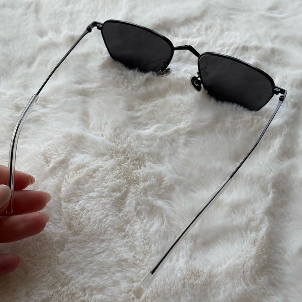 Chic Black Sunglasses - image 4